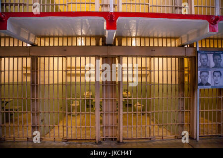 Celle di prigione dentro il penitenziario di Alcatraz, San Francisco, California, Stati Uniti d'America Foto Stock