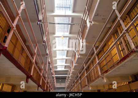 Il livello superiore di celle di prigione dentro il penitenziario di Alcatraz, San Francisco, California, Stati Uniti d'America Foto Stock