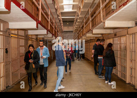 I turisti in un tour audio al penitenziario di Alcatraz, San Francisco, California, Stati Uniti d'America Foto Stock