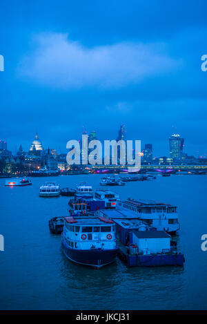 Inghilterra, Londra, Città, skyline da Hungerford Bridge, crepuscolo Foto Stock