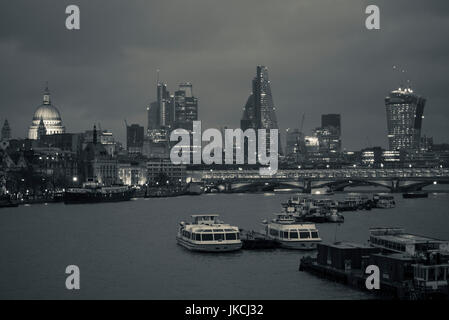 Inghilterra, Londra, Città, skyline da Hungerford Bridge, crepuscolo Foto Stock