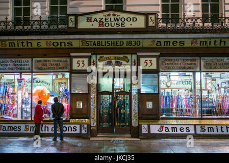 Inghilterra, London, Bloomsbury, Oxford Street, James Smith and Sons, ombrello store, stabilito 1830, sera Foto Stock