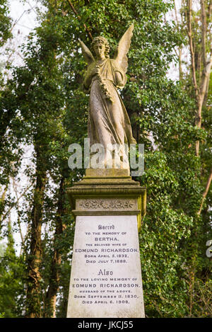 Inghilterra, Londra Highgate, il cimitero di Highgate, monumento con angelo Foto Stock