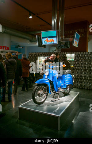 Germania, Berlino, Museum Insel, DDR, il museo di vita in tedesco orientale sotto il regime comunista, Simson KR 51/2] Schwalbe, bici del motore Foto Stock