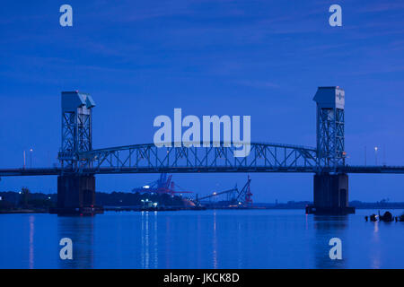 Stati Uniti d'America, North Carolina, Wilmington, Cape Fear Memorial Bridge, crepuscolo Foto Stock
