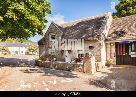 2 Luglio 2017: Portland Bill, Dorset, England, Regno Unito - Il Museo di Portland, con il suo tetto di paglia, nel villaggio di Wakeham, al di sopra della Chiesa Ope cove. Foto Stock