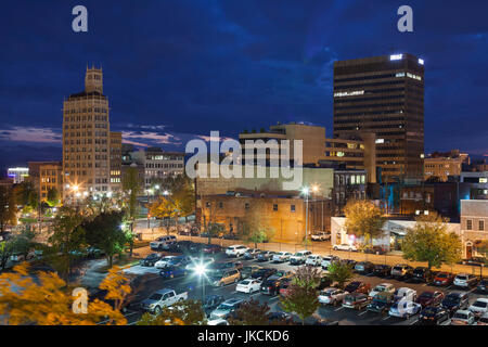 Stati Uniti d'America, North Carolina, Asheville, vista in elevazione del centro cittadino, crepuscolo Foto Stock