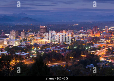 Stati Uniti d'America, North Carolina, Asheville, elevati dello skyline della città, Alba Foto Stock