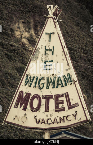 Stati Uniti d'America, North Carolina, cherokee, Cherokee Prenotazione indiana, Native American motel segno, il Wigwam Motel Foto Stock