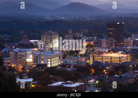 Stati Uniti d'America, North Carolina, Asheville, elevati dello skyline della città, sera Foto Stock