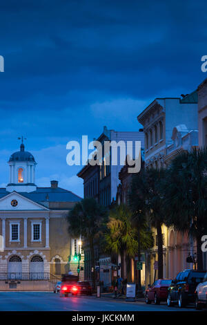 Stati Uniti d'America, Sud Carolina, Charleston, Broad Street e il vecchio edificio della Borsa, crepuscolo Foto Stock