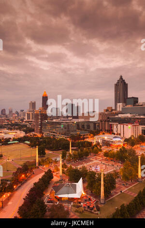 Stati Uniti d'America, Georgia, Atlanta, Centenial Olympic Park, elevati vista città, crepuscolo Foto Stock