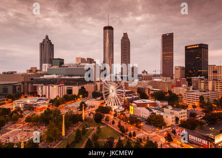 Stati Uniti d'America, Georgia, Atlanta, Centenial Olympic Park, elevati vista città con ruota panoramica Ferris, crepuscolo Foto Stock