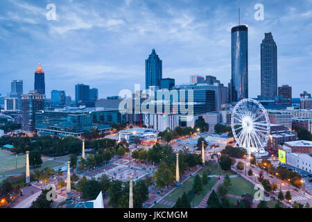 Stati Uniti d'America, Georgia, Atlanta, Centenial Olympic Park, elevati vista città con ruota panoramica Ferris, crepuscolo Foto Stock