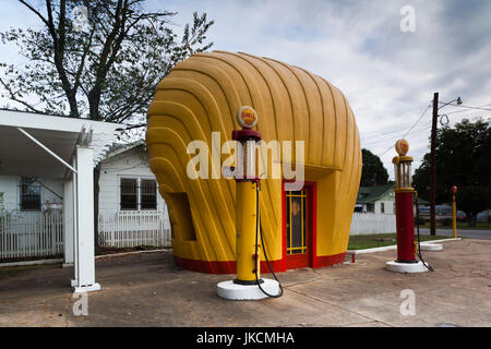 Stati Uniti d'America, North Carolina, Winston-Salem, vecchio a forma di guscio stationfrom gas 1920 Foto Stock