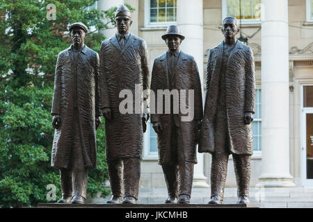 Stati Uniti d'America, North Carolina, Greensboro, statua di Greensboro quattro, gli studenti che hanno organizzato un sit-in presso un Woolworth's pranzo contatore nel 1960 che portano a desegragation durante i diritti civili degli Stati Uniti lotta degli inizi degli anni sessanta Foto Stock