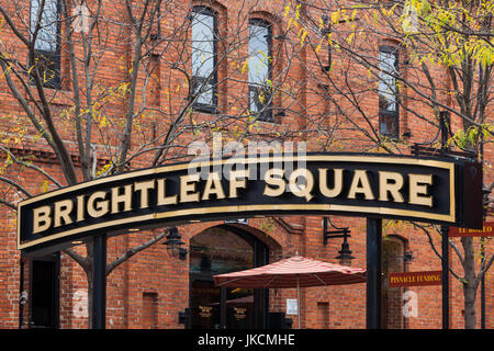 Stati Uniti d'America, North Carolina, Durham, segno per Brightleaf Square, Entertainment Complex, impostare nella ex magazzini del tabacco Foto Stock