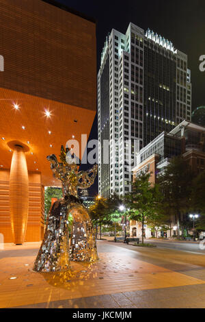 Stati Uniti d'America, North Carolina, Charlotte, Bechtler Museum di Arte Moderna, esterno con la scultura Firebird per artista Nikki de Saint Phalle, alba Foto Stock