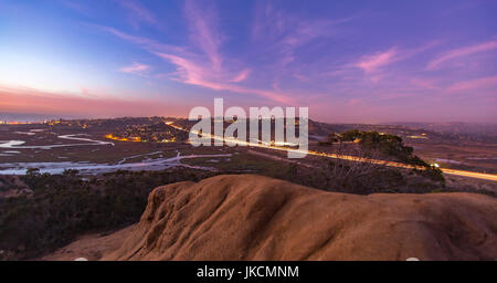 Una lunga esposizione al tramonto del 5 freeway in prossimità di un habitat protetto. Foto Stock