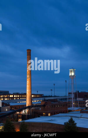 Stati Uniti d'America, North Carolina, Durham, tabacco americano e il City Center Complex, uso misto spazio nel rinnovato magazzini del tabacco, alba Foto Stock