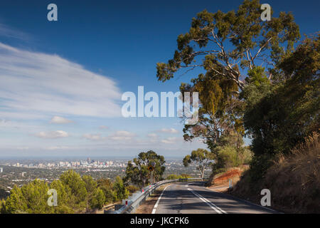 In Australia, in Sud Australia, Adelaide Hills, Crafers, elevati skyline di Adelaide dal Monte Lofty Summit Foto Stock