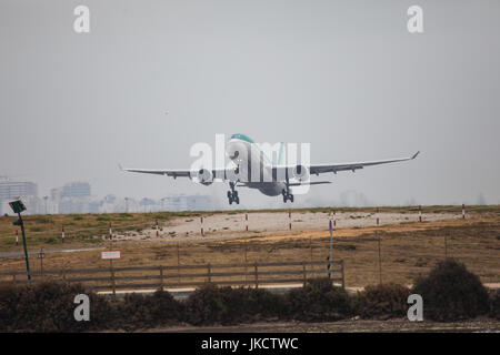 FARO, Portogallo - Juny 24, 2017 : Voli partenza in aereo dall'Aeroporto Internazionale di Faro. Il volo Foto Stock