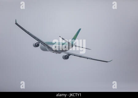 FARO, Portogallo - Juny 24, 2017 : Voli partenza in aereo dall'Aeroporto Internazionale di Faro. Il volo Foto Stock