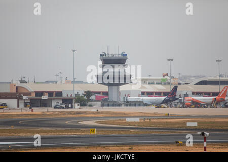 FARO, Portogallo - Juny 24, 2017 : Voli partenza in aereo dall'Aeroporto Internazionale di Faro. Il volo Foto Stock