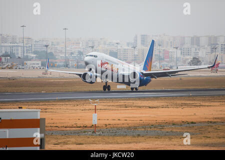FARO, Portogallo - Juny 24, 2017 : Jet2vacanze Voli partenza in aereo dall'Aeroporto Internazionale di Faro. Il volo Foto Stock