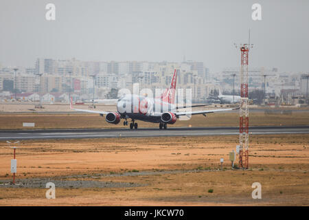 FARO, Portogallo - Juny 24, 2017 : Jet2Voli partenza in aereo dall'Aeroporto Internazionale di Faro. Foto Stock