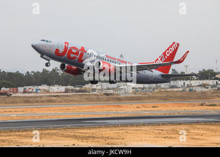 FARO, Portogallo - Juny 24, 2017 : Jet2Voli partenza in aereo dall'Aeroporto Internazionale di Faro. Foto Stock