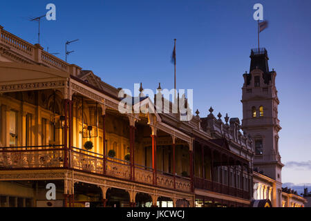 Australia, Victoria, VIC, Ballarat, Galleria d'Arte di Ballarat tower e Lydiard Street, crepuscolo Foto Stock