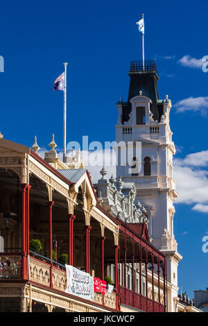 Australia, Victoria, VIC, Ballarat, Galleria d'Arte di Ballarat tower e Sturt Street Foto Stock