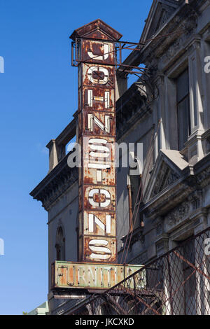 Australia, Victoria, VIC, Melbourne, Fitzroy, Gertrude Street, antico segno per Johnson mobili Foto Stock