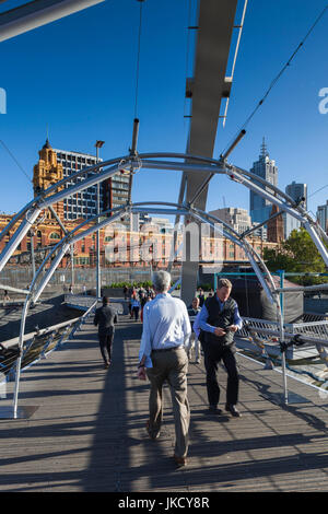Australia, Victoria, VIC, Melbourne, Fiume Yarra passerella e skyline, mattina Foto Stock