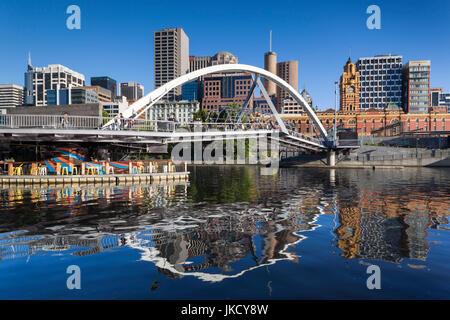 Australia, Victoria, VIC, Melbourne, Fiume Yarra passerella e skyline, mattina Foto Stock