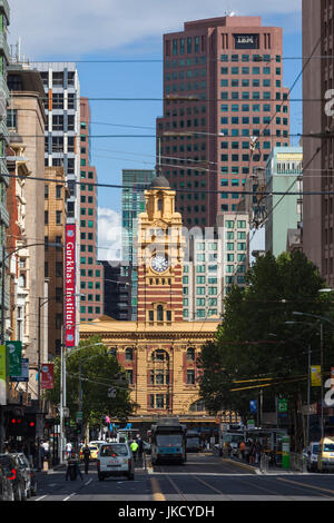 Australia, Victoria, VIC, Melbourne, vista di Flinders Street Stazione Ferroviaria da Elizabeth Street Foto Stock