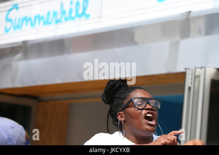 Brooklyn, Stati Uniti. 22 Luglio, 2017. Più di un centinaio di persone si sono radunate all'angolo di St Marks Place & Nostrand Avenue in Crown Heights, Brooklyn per protestare gentrification e appropriazione culturale da parte di un nuovo ristorante chiamato Summerhill. Summerhill del proprietario aveva dichiarato che fori di proiettile in una parete erano autentiche, che molti nella comunità trovata essere di cattivo gusto. Altoparlante altoparlante dopo aver descritto la vita in Crown Heights come essendo molto di più della somma totale delle statistiche della criminalità & notizia Credito: Andy Katz/Pacific Press/Alamy Live News Foto Stock