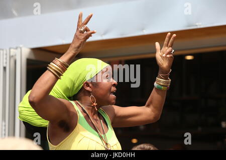 Brooklyn, Stati Uniti. 22 Luglio, 2017. Più di un centinaio di persone si sono radunate all'angolo di St Marks Place & Nostrand Avenue in Crown Heights, Brooklyn per protestare gentrification e appropriazione culturale da parte di un nuovo ristorante chiamato Summerhill. Summerhill del proprietario aveva dichiarato che fori di proiettile in una parete erano autentiche, che molti nella comunità trovata essere di cattivo gusto. Altoparlante altoparlante dopo aver descritto la vita in Crown Heights come essendo molto di più della somma totale delle statistiche della criminalità & notizia Credito: Andy Katz/Pacific Press/Alamy Live News Foto Stock