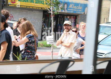 Brooklyn, Stati Uniti. 22 Luglio, 2017. Più di un centinaio di persone si sono radunate all'angolo di St Marks Place & Nostrand Avenue in Crown Heights, Brooklyn per protestare gentrification e appropriazione culturale da parte di un nuovo ristorante chiamato Summerhill. Summerhill del proprietario aveva dichiarato che fori di proiettile in una parete erano autentiche, che molti nella comunità trovata essere di cattivo gusto. Altoparlante altoparlante dopo aver descritto la vita in Crown Heights come essendo molto di più della somma totale delle statistiche della criminalità & notizia Credito: Andy Katz/Pacific Press/Alamy Live News Foto Stock