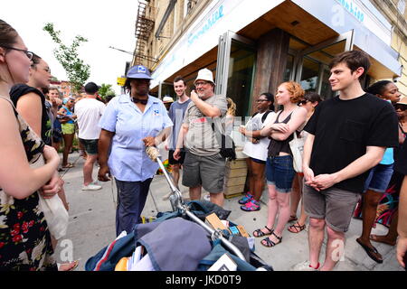 Brooklyn, Stati Uniti. 22 Luglio, 2017. Più di un centinaio di persone si sono radunate all'angolo di St Marks Place & Nostrand Avenue in Crown Heights, Brooklyn per protestare gentrification e appropriazione culturale da parte di un nuovo ristorante chiamato Summerhill. Summerhill del proprietario aveva dichiarato che fori di proiettile in una parete erano autentiche, che molti nella comunità trovata essere di cattivo gusto. Altoparlante altoparlante dopo aver descritto la vita in Crown Heights come essendo molto di più della somma totale delle statistiche della criminalità & notizia Credito: Andy Katz/Pacific Press/Alamy Live News Foto Stock