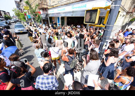 Brooklyn, Stati Uniti. 22 Luglio, 2017. Più di un centinaio di persone si sono radunate all'angolo di St Marks Place & Nostrand Avenue in Crown Heights, Brooklyn per protestare gentrification e appropriazione culturale da parte di un nuovo ristorante chiamato Summerhill. Summerhill del proprietario aveva dichiarato che fori di proiettile in una parete erano autentiche, che molti nella comunità trovata essere di cattivo gusto. Altoparlante altoparlante dopo aver descritto la vita in Crown Heights come essendo molto di più della somma totale delle statistiche della criminalità & notizia Credito: Andy Katz/Pacific Press/Alamy Live News Foto Stock