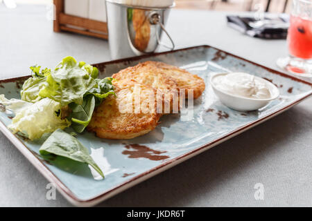 Frittelle di patate con panna Foto Stock