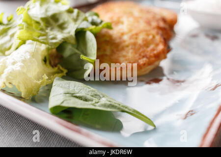 Frittelle di patate con panna Foto Stock