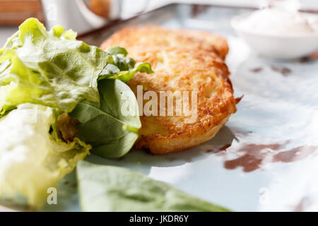 Frittelle di patate con panna Foto Stock