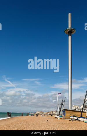 Vista guardando verso ovest lungo la spiaggia di Brighton, sulla costa sud dell'Inghilterra, con la British Airways i360 torre di osservazione che domina lo skyline. Foto Stock