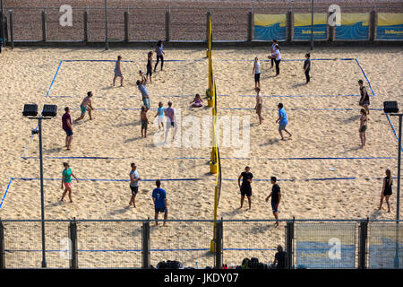 Beach volley giocato sulla spiaggia di Brighton, Inghilterra. Foto Stock