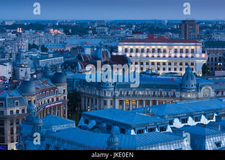 La Romania, Bucarest, Lipscani, Old Town, vista in elevazione, crepuscolo Foto Stock