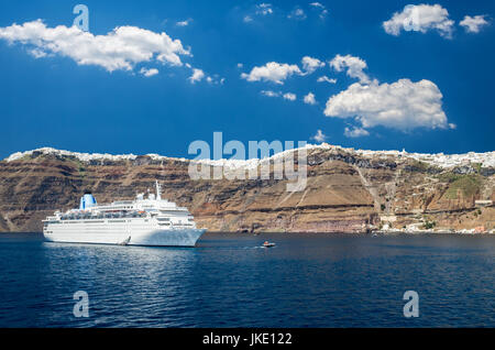 Santorini, Cicladi, Grecia. Lussuosa nave da crociera nella baia di Santorini Foto Stock