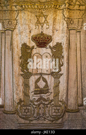 La Romania, Bucarest, orienti la Sinagoga, alloggiamento della storia ebraica Museum, la Torah e scorrere il coperchio Foto Stock